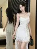 Vestido camisola puramente sedutor para mulheres, com renda de bolinhas e malha emendada, cintura marcada e design assimétrico, curto na frente e longo atrás.