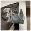 Nova bolsa feminina de brim 2026, bolsa transversal acolchoada com corrente da moda, bolsa de meia-lua versátil e texturizada para o verão casual