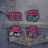 Broche Personalizado con Texto en Español, Pin de Moda Estilo Denim, Insignia con Cita Independiente y Segura, Accesorio para Ropa