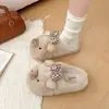 Chinelos de pelúcia de alta qualidade e estilo, em formato de porco com gravata borboleta, para mulheres, nova coleção outono/inverno 2026, quentes e confortáveis para usar em casa, design de calçar fácil