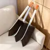 Cepillo de alambre extendido y afilado para cama, cepillo suave de cerdas para quitar el polvo en interiores, disponible para venta al por mayor, cepillo para quitar el polvo que se puede colgar