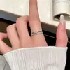 Anillo exquisito y delicado con incrustaciones de diamantes, con un aire exclusivo y de alta gama, adecuado para estudiantes mujeres, con un sencillo diseño de mariposa y corazón, perfecto para apilar o como anillo de pareja de estilo abierto.