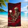 El producto más vendido de TEMU en el extranjero es la toalla de playa con estampado de calavera y rosa, hecha de fibra ultrafina, perfecta para vacaciones junto al mar y muy absorbente