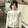 Abrigo coreano suave y elegante para otoño e invierno, creando una atmósfera estilosa con un suéter Fair Isle vintage y un cárdigan de punto