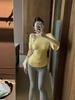 Foto Real de un Conjunto de Dos Piezas: una camiseta con cuello redondo y manga tres cuartos, un top irregular que se ciñe a la cintura y pantalones casuales de cintura alta ligeramente atrevidos