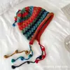 Chapéu de Tricô Feito à Mão com Pompons para Mulheres, Novo Estilo Outono e Inverno, Proteção Quente para Orelhas, Circunferência Craniana Grande, Gorro que Afina o Rosto