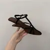 Primeiro Encontro com as Sandálias de Salto Anabela Trançadas de Camurça Bico Fino Estilo Francês, Novo Modelo Verão 2026 com Fivela Salto Alto Romano