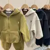 Conjunto suave y acogedor~2026 nuevo conjunto de otoño e invierno para niños: chaqueta polar + pantalones + sudadera polar para abrigarse al aire libre