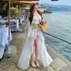 Hermoso Conjunto Blanco de Encaje de Hada Estilo Vacaciones con Parches, Mangas Acampanadas y Falda Irregular Bordada Fluida