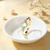 Anillo de cabujón de ópalo blanco suave, estilo corte vintage con acentos de diamantes dispersos, versátil para el uso diario, un accesorio elegante para niñas