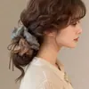Novedoso Scrunchie Floral 2026 con Acabado de Lujo, Goma Elástica de Satén para Recoger el Cabello, Accesorio para el Cabello Moderno y Elegante