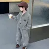 Conjunto de Roupa Masculina para Primavera 2026 Novo Lindo Estiloso Infantil Casual Conjunto de Duas Peças Menino Moda de Primavera e Outono Tendência