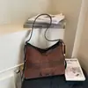 Nova bolsa de ombro retrô em camurça 2026 para mulheres, coleção outono/inverno, com design texturizado e detalhes de letras, uma bolsa tote simples e versátil adequada para o trabalho e o uso diário