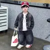 Elegante y moderno conjunto de mezclilla para niños, perfecto para la primavera y el otoño de 2026, con una chaqueta de moda estilo coreano y un atuendo de otoño holgado