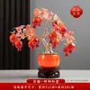 Peças decorativas com tema de caqui para 2026, criando uma atmosfera festiva para uma inauguração de casa, com flores artificiais criativas para exibição no rack da TV da sala