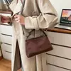 Bolso de mano retro de moda tipo almohada para mujer, nuevo bolso de hombro para ir al trabajo de nicho Otoño 2026, bolso cruzado de alto valor