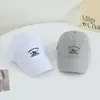 Boné de Baseball Versátil Estilo Coreano Bordado com Letra Aba Curta para Mulheres Primavera e Verão Nova Moda Casual Proteção Solar Bico de Pato