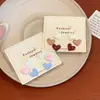 Nuevos Pendientes Pequeños Sencillos de Corazón Rojo para Mujer Otoño e Invierno, Una Tarjeta, Tres Pares, Pendientes Pequeños Estilo Estudiante Crema Gota de Aceite
