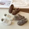 Zapatillas blancas para niños 2026 primavera y otoño nuevo modelo zapatillas deportivas para niños zapatillas casual blancas para niñas zapatos para bebé de suela blanda