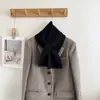 Bufanda cruzada ins artística versátil estilo coreano para mujer, cálida y cortavientos para otoño e invierno, color liso, calentador de cuello de punto de alta gama