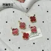 Suministro directo de fábrica de colgante de trébol de cuatro hojas de cornalina con incrustaciones, accesorio de collar clásico de trébol de la suerte de lujo ligero