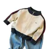 Cardigan de Tricô com Gola Alta e Zíper para Meninos e Meninas Outono Inverno Suéter Casaco Listrado Colorido para Bebê Top Estiloso para Crianças Pequenas e Médias