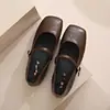 Sapatos rasos de bico quadrado de temperamento 2026 Outono novo Sapatos Mary Jane retrô franceses de boca rasa para o dia a dia sapatos pequenos de couro femininos