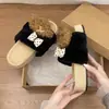¡Cachorro cremoso~! Cálidas y lindas, estas pantuflas de moda, de suela gruesa, que aumentan la altura y son peludas, son perfectas para usarlas al aire libre en otoño.. Son pantuflas de algodón para mujer de una sola tira