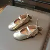 Sapatilhas Borboleta Infantis Fofas e da Moda 2026 Primavera e Outono Novo Estilo Raso Sola Macia Fita Mágica Cor Sólida Sapatos de Couro para Meninas