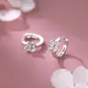 Aretes de Clip Pequeños y Delicados de Flor de Cuatro Hojas para Mujer, Aros Simples y Elegantes con un Toque de Lujo, Aretes Florales de Estilo Coreano de Lujo Ligero, Accesorios Versátiles para Orejas
