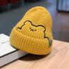 Lindo Gorro de Lana Bordado de Oso para Niños Otoño e Invierno Cálido Protección para las Orejas Etiqueta de Tela con Cara Sonriente Gorro de Punto Combinable Gorro para Niños