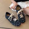 Zapatos de entrenamiento alemanes de moda de cuero genuino con doble hebilla y corte profundo para mujer, zapatos Cortez retro planos casuales versátiles de nicho con lunares