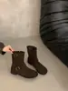 Fivela de Cinto Estilo Britânico Retro Chuyuji Botas Martin para Mulheres 2026 Outono/Inverno Novo Design de Nicho com Bico Dividido Falso Ajuste Slim