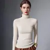Suéter de punto sin costuras para mujer de otoño e invierno con cuello alto, hecho de lana pura finamente hilada, de manga larga, top ajustado para usar como capa base