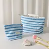 Bolsa de maquillaje simple a rayas bicolor, portátil y artística, adecuada para viajes, almacenamiento de productos para el cuidado de la piel, bolso de mano, bolsa tipo almohada