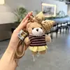 Pingente de Chaveiro Urso Fofo com Laço e Bolinhas Estilo Coreano Ins, Adorável Boneca Vestida com Saia Plissada para Bolsa