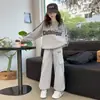 Conjunto de Duas Peças de Calça Cargo Listrada para Meninas Primavera e Outono, Roupa Moderna de Corte Solto Estilo Coreano para Crianças Maiores