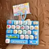 Llavero de Teclado de Pan Relajante de Moda Dibujo Animado Desayuno 26 Pequeños Regalos para Aliviar el Estrés para Estudiantes Colgante de Mochila