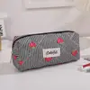 Bolsa de maquillaje azul a rayas de fresa transfronteriza, nueva acolchada exquisita impresa de gran capacidad portátil para estudiantes
