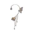 Agita el sonido de los mismos aretes de flor colgante con borla de mariposa, aretes de diamantes con sentido avanzado, aretes de clip para la oreja súper de hadas al por mayor