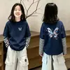 Camiseta de algodón de manga larga con cuello redondo y estampado de chica de dibujos animados, corte holgado, versátil, con rayas, imitación de dos piezas para niñas pequeñas