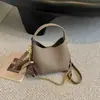 Cubo de Agua Lichi Hombro Único Lujo Ligero Nicho Otoño Bolso Cruzado para Mujer con Textura 2026 Estilo de Viaje Patrón Cadena Modelo Nuevo
