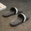 Elegantes sandalias de dedo abierto para hombre son cómodas, antideslizantes, transpirables y duraderas, adecuadas para uso casual diario, hogar, baño, uso interior y exterior.