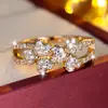 Exquisito Anillo de Corazón de Amor de Cristal Patchwork Flor Circonita Incrustada Venta Caliente Diseño de Gama Alta de Moda Anillo de Corazón de Amor Entrecruzado