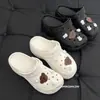 Novos Crocs Originais 2026 para Mulheres, Estilo Ins, Antiderrapantes, Fofos, Delicados, Sandálias Fechadas em Formato de Coelho para Uso Externo no Verão