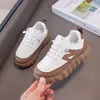 Zapatillas de moda para niñas con suela gruesa, nueva colección primavera/otoño 2026, zapatos casuales para exteriores para niños, suela suave, antideslizantes, zapatillas bajas de skate