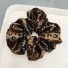 Novo Scrunchie de Cetim com Estampa de Leopardo Flockado Outono/Inverno 2025 Moda Europeia e Americana Retro Bola de Rabo de Cavalo Corda de Cabelo