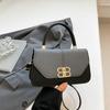 Bolso Compacto y Elegante con Hebilla de Cierre Modelo Nuevo Otoño 2025 Bolso de Hombro de Lujo Ligero Moderno para Mujer Bolso Cruzado para el Uso Diario