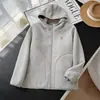 Pedido de fábrica para chaqueta cálida con capucha gruesa de imitación de lana de cordero para parejas de hombres y mujeres, top con capucha moderno y versátil