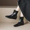 Wei Wei Girl 9966-1 Botas de Cano Curto Retro com Salto Escondido Bico Redondo Femininas Outono Preto Botas Dr. Martens Para Pessoas Baixas Botas Finas